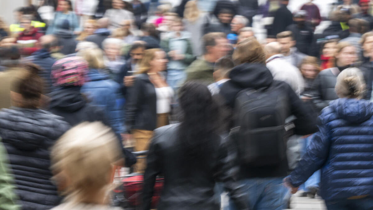 Deutschland: Arbeitszeit pro Kopf sinkt leicht - Ältere arbeiten mehr