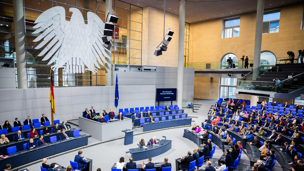 Mauerfall: Bundestag würdigt den Mut der Ostdeutschen zum 35. Jahrestag des Mauerfalls