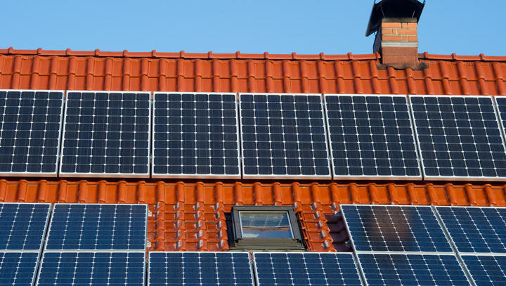 Löschen von Häusern mit Solar-Anlagen stellt Feuerwehr vor Herausforderungen