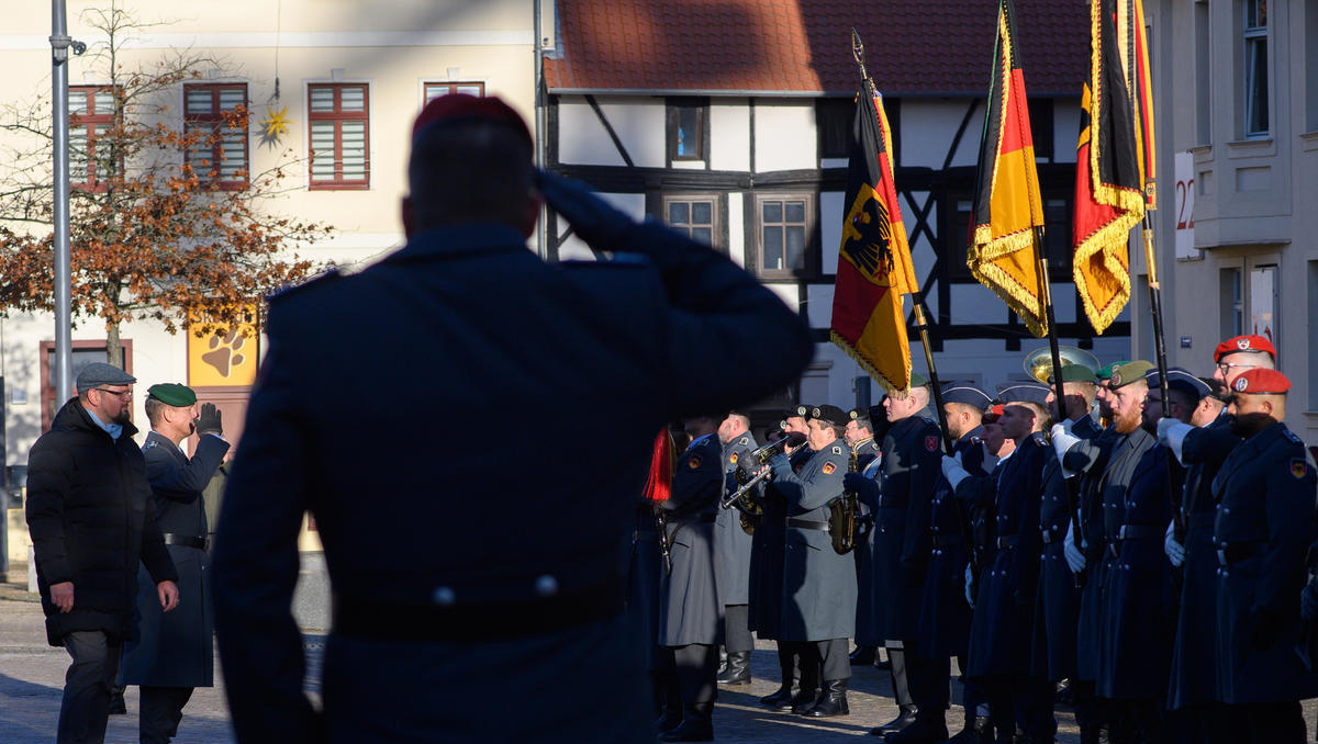 Trumps Fünf-Prozent-Ziel für die Nato: Polen gehen voran - Kanzler Olaf Scholz zaudert 