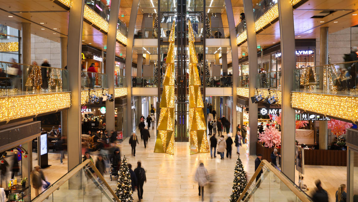 Shopping oder sparen? Wie das Weihnachtsgeschäft unter Kaufzurückhaltung leidet