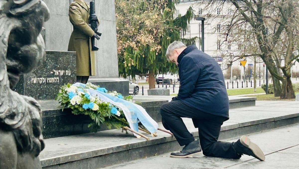 Kniefall in Warschau - Markus Söder gedenkt Opfern des Krieges