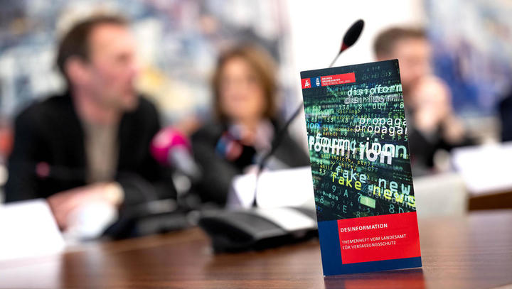 Eine Infobroschüre vom Landesamtes für Verfassungsschutz zum Thema «Desinformation» wird bei einer Pressekonferenz vorgestellt. Die Bremische Bürgerschaft, der Bremer Verfassungsschutz und die Bremer Landeszentrale für politische Bildung wollen mit einer 
