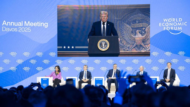 US-Präsident Donald J. Trump ist auf Bildschirmen zu sehen, während er über eine Fernverbindung zu einer Plenarsitzung in der Kongresshalle spricht. Oben Ana Botin, geschäftsführende Direktorin der spanischen Santander Bank, Brian Moynihan, Vorsitzender u