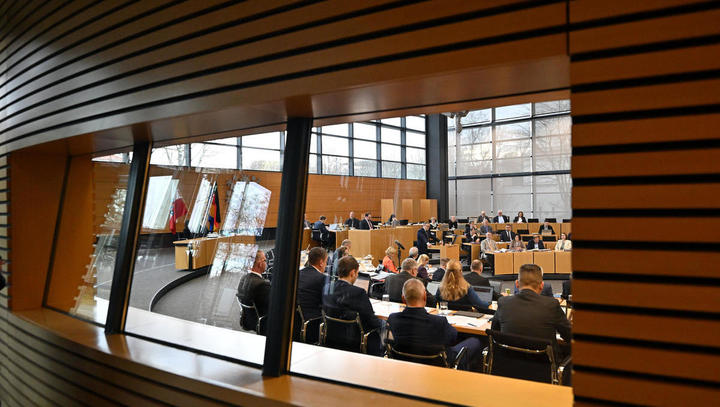 AfD-Kandidat erstmals ins Verfassungsgericht gewählt: Zweidrittelmehrheit im Thüringer Landtag AfD-Kandidat erstmals ins Verfassungsgericht gewählt: Zweidrittelmehrheit im Thüringer Landtag