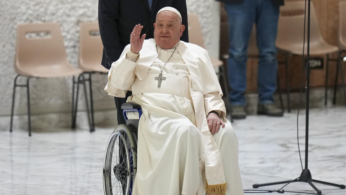 Papst mit Superinfektion im Krankenhaus