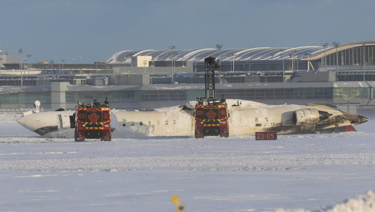 Toronto: Flugzeug crasht auf Landebahn - wie durch ein Wunder keine Todesopfer