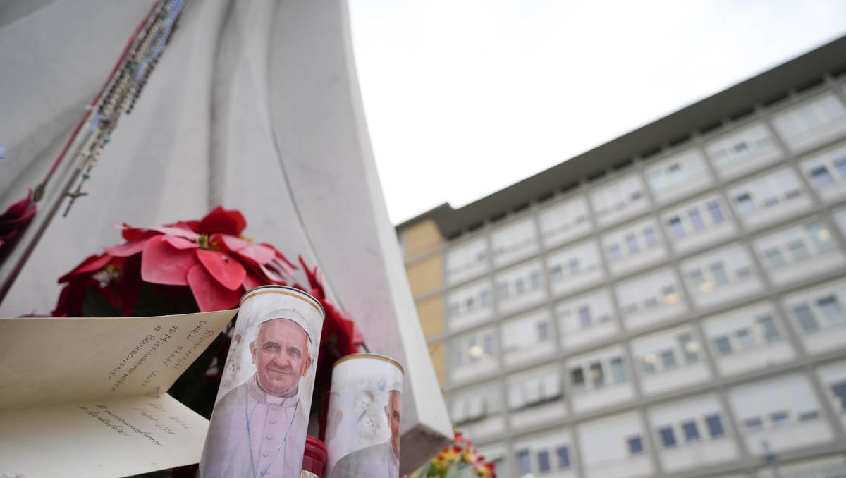 Papst mit Lungenentzündung in Klinik: Große Sorge um Kirchenoberhaupt