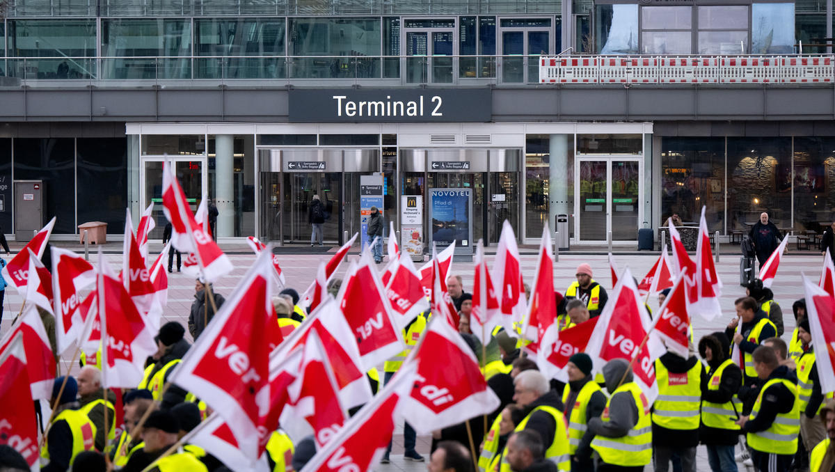 Warnstreiks: Verdi legt Flughäfen lahm - halbe Millionen Passagiere bleiben am Boden