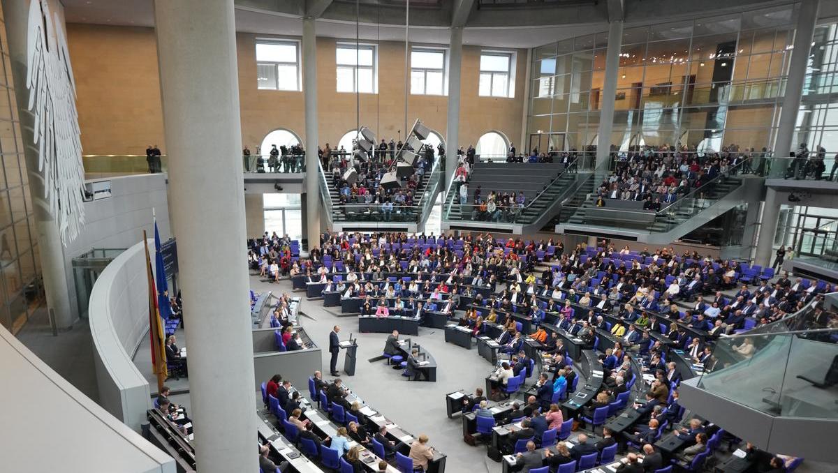 AfD scheitert mit Klage gegen geplante Änderung des Grundgesetzes  - Linke stimmen auch dagegen