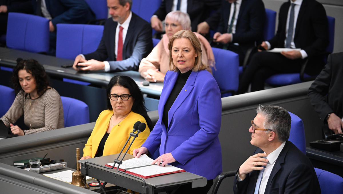 Bundestag-Abstimmung zu historischem Schuldenpaket: Bundestag stimmt mit Mehrheit für Gesetzesänderung