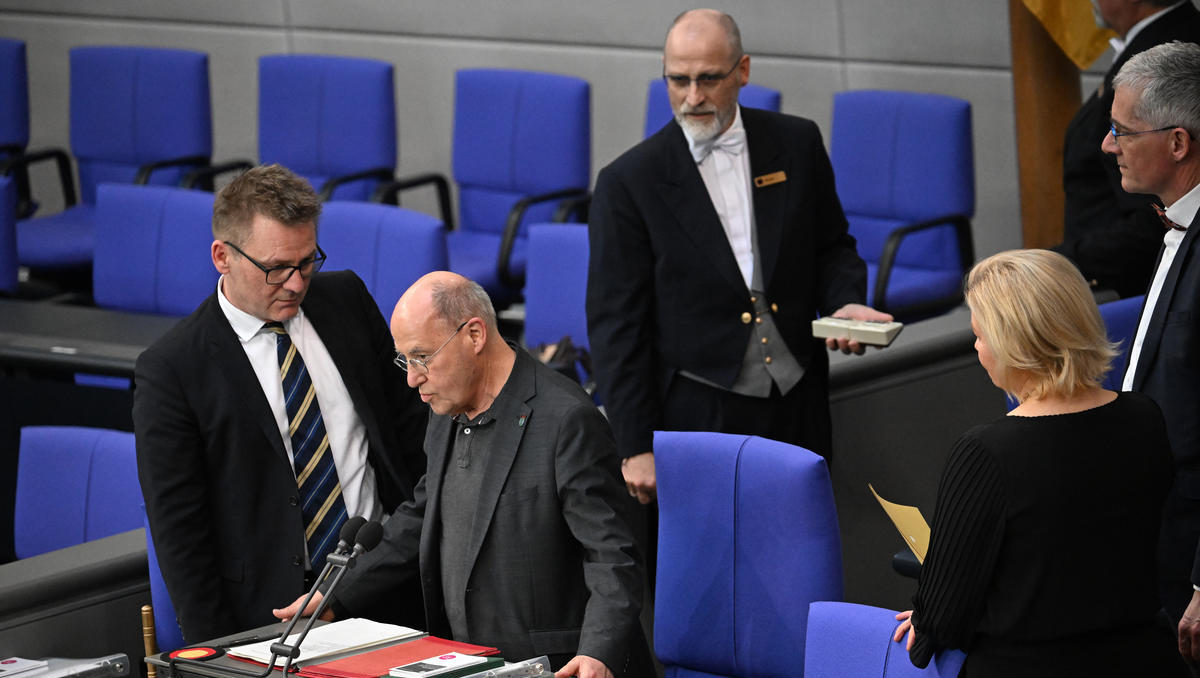 Bundestag live: Gregor Gysi mahnt zu mehr Respekt vor 