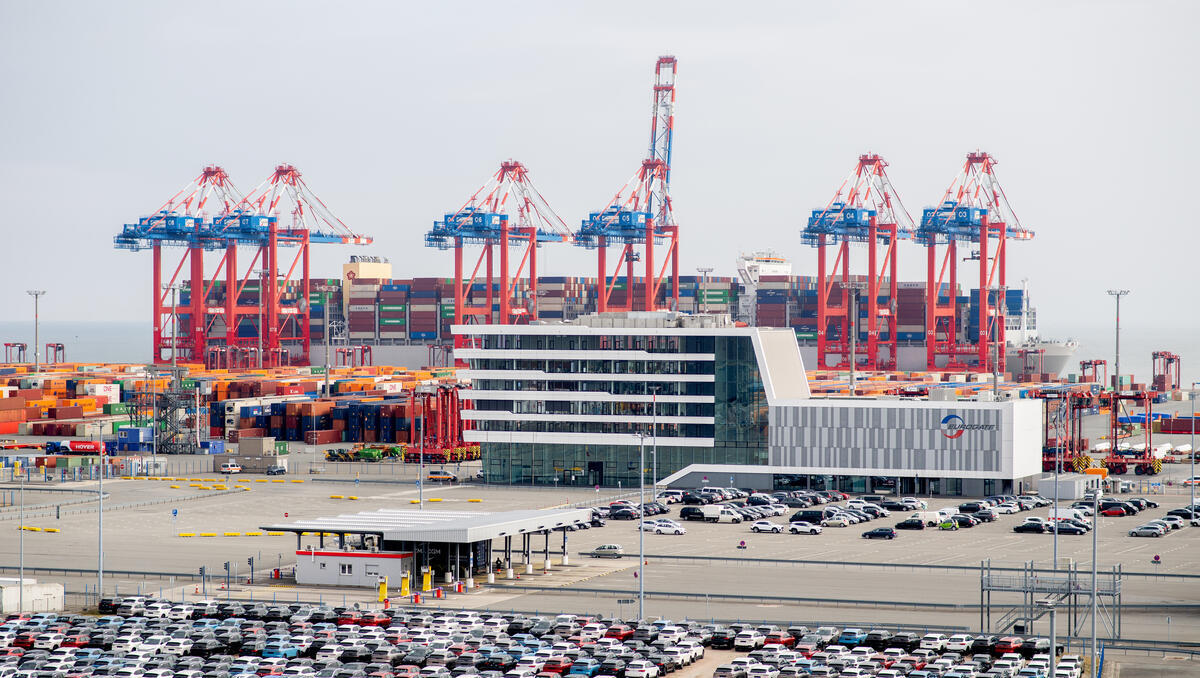 Deutschlands Exportbilanz: Plus im Halbjahr, aber Gefahr aus den USA