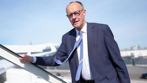 Nach Rumpel-Wahlstart: Merz zu erster Reise als Kanzler aufgebrochen 