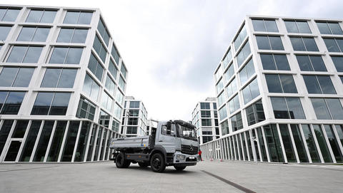 Daimler Truck-Aktie trotz Prognosesenkung an DAX-Spitze: Lkw-Bauer wehrt sich erfolgreich gegen US-Zölle