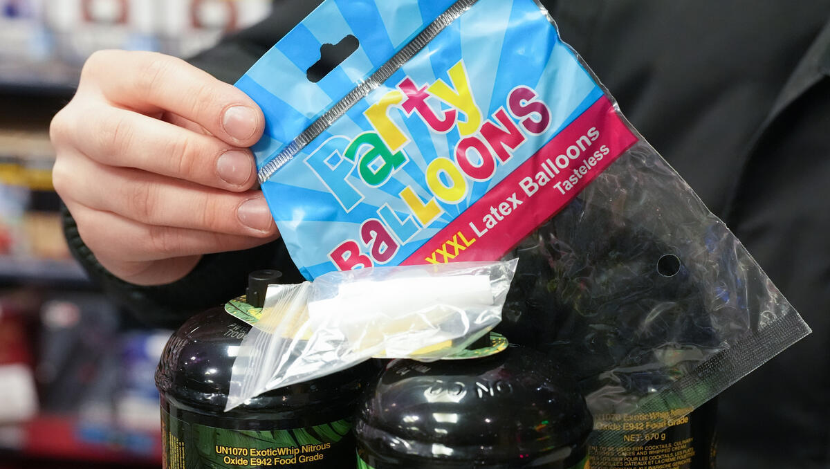 Bundestag verschärft Regeln: Strengere Vorgaben für Lachgas und K.o.-Tropfen beschlossen