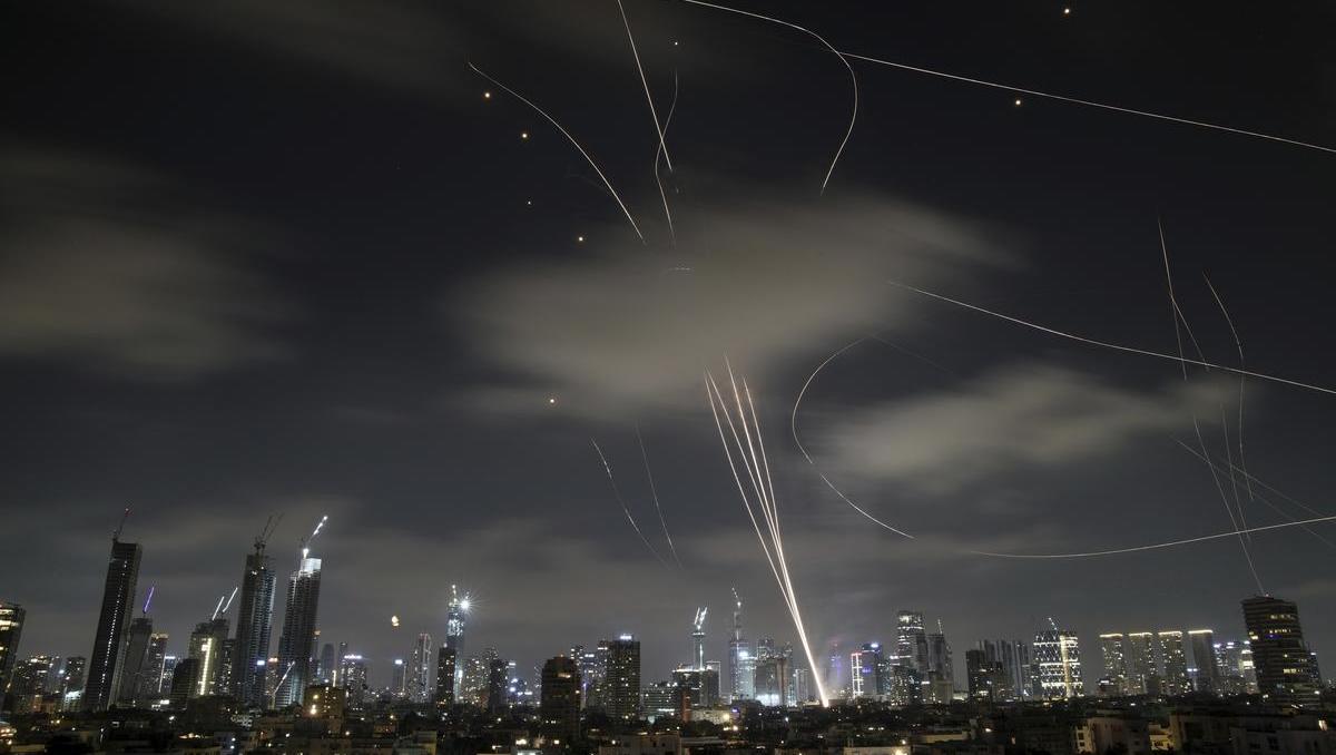 Nach Raketen aus Iran: Israels Militär greift Teheran an