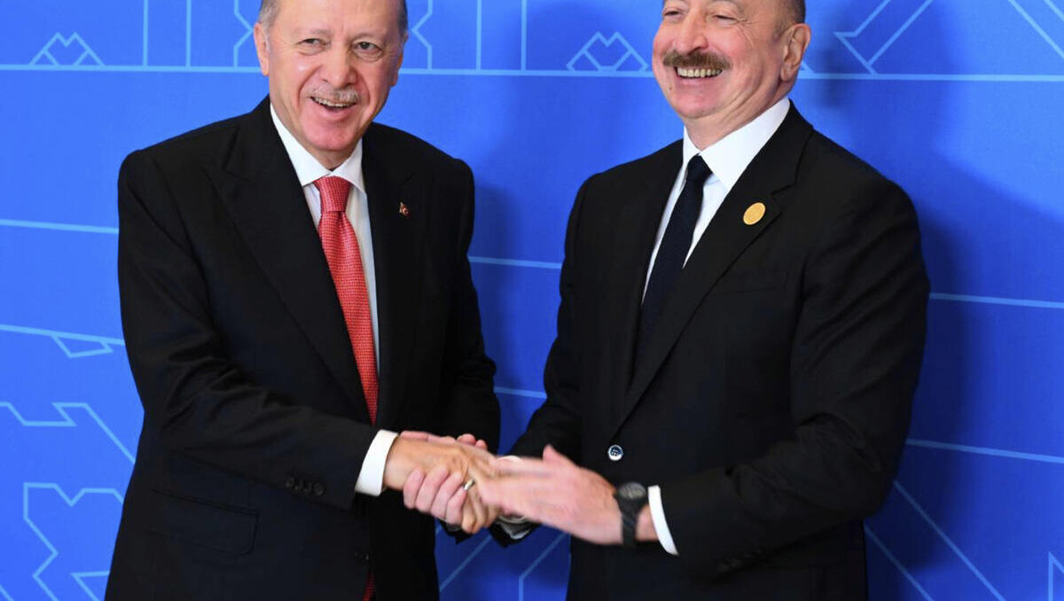 Putins Imperium zerbröckelt: Aserbaidschan demütigt den Kreml – mit Hilfe der Türkei