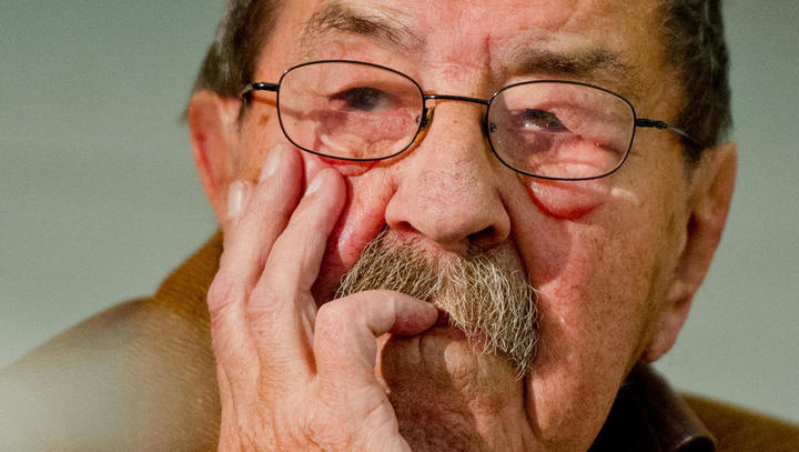 Der Schriftsteller Günter Grass verfolgt am 26.11.2014 in Hamburg die Benefizgala für verfolgte Autoren von der Autorenvereinigung PEN. Die Vereinigung feiert 90-jähriges Jubiläum. Foto: Daniel Bockwoldt/dpa ++ +++ dpa-Bildfunk +++