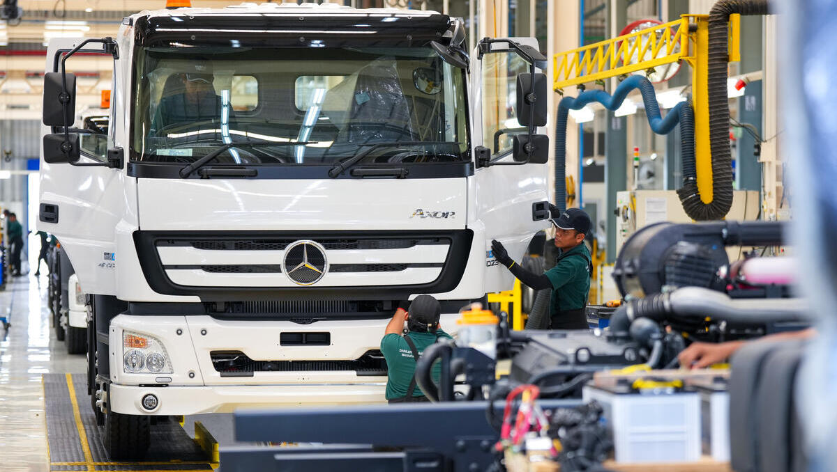 Absatz von Daimler Truck sinkt wegen Nordamerika-Schwäche - Sparprogramm angekündigt 