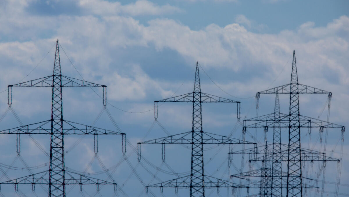 Dunkelflaute und Blackout: Deutschlands Stromnetz vor wachsenden Herausforderungen