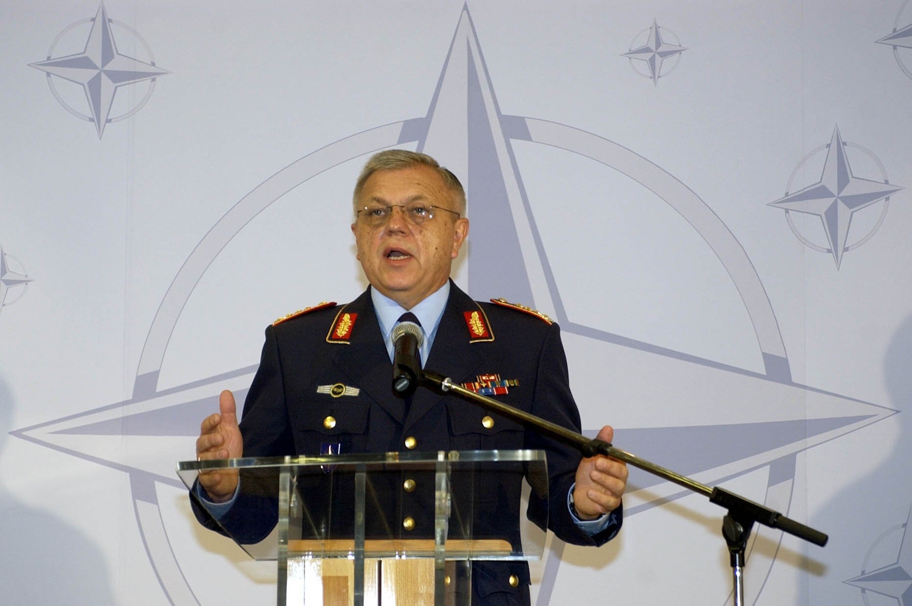 Der Vorsitzende des Nato-Militärausschusses General Harald Kujat, spricht am Montag (09.09.2002) auf einer Pressekonferenz in Berlin. Er informierte über den Besuch des Militärauschusses in Deutschland und über dessen Beratungen. Nach Aussage Kujats spiel