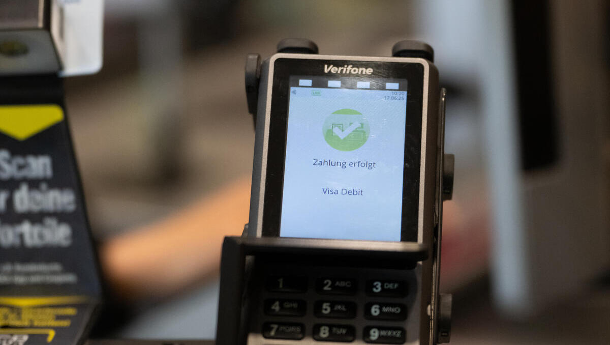 Verbraucherumfrage: Debitkarten und Smartphones verdrängen Bargeld in Deutschland 