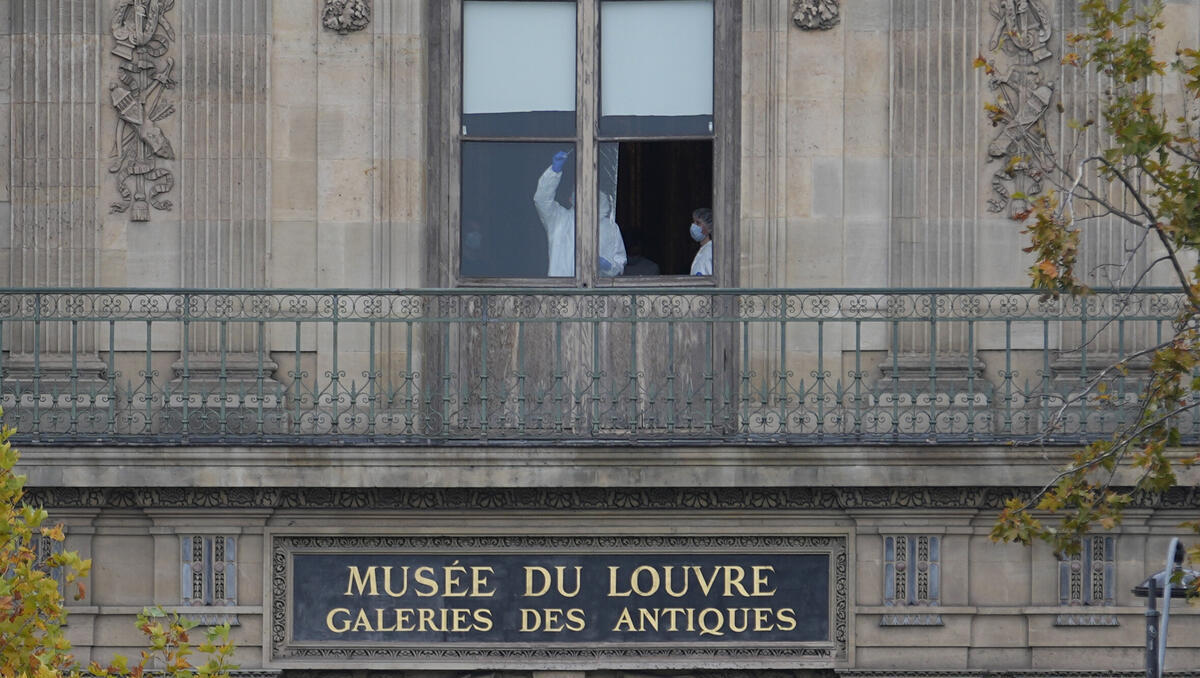 Filmreifer Coup: Dem Louvre werden Juwelen von 