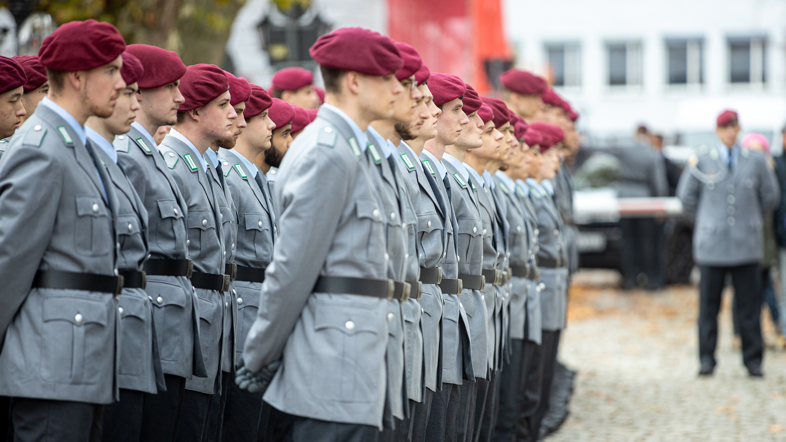 Sicherheitspolitik: Deutsche Führungsrolle in Europa? Bevölkerung gespalten