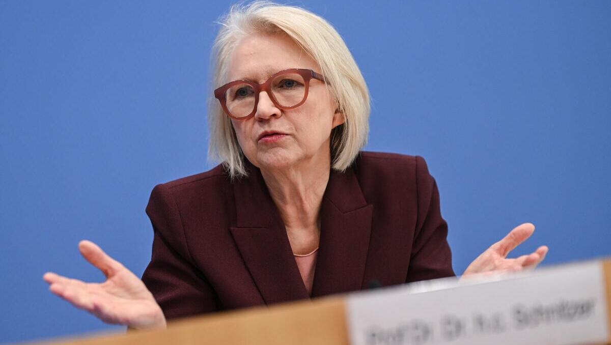 Teurer Sprit: Deutsche Top-Ökonomin plädiert für Verzicht auf Autofahrten