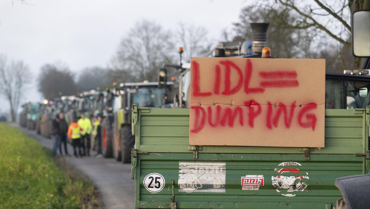 Bauern protestieren gegen niedrige Butterpreise bei Lidl