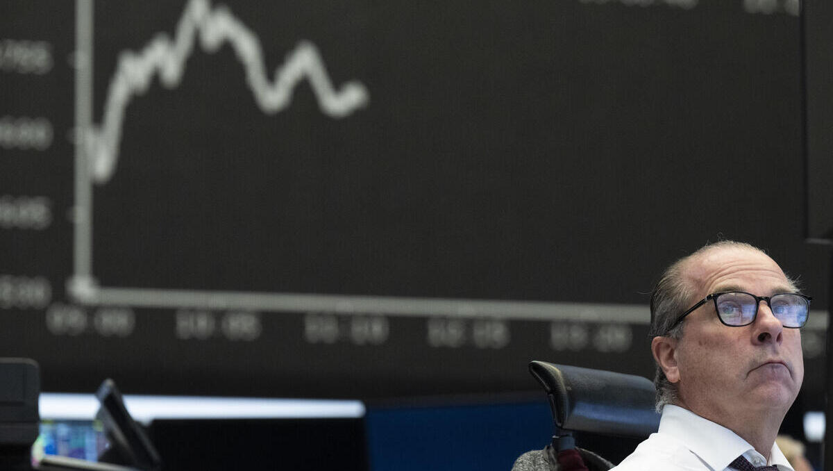 Dax aktuell: Deutsche Leitindex nimmt 25.000-Punkte-Marke zum Wochenstart ins Visier