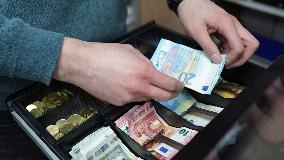 Breite Allianz für faire Bezahlung: Mehrheit fordert Tarifpflicht bei Staatsaufträgen