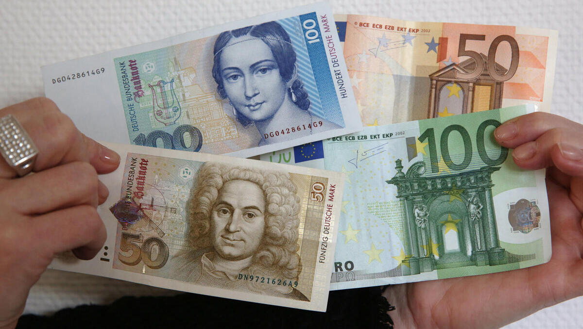 D-Mark-Schatz: Menschen machen alte Scheine zu Geld