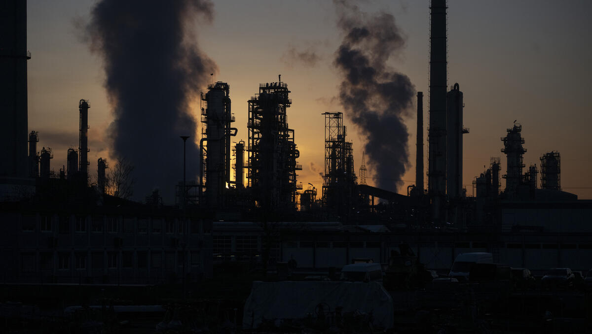 Iran-Krieg setzt Märkte unter Druck: Warum Ölpreise steigen und Aktien fallen