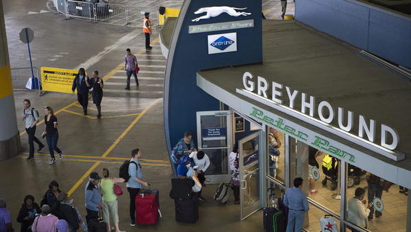 epa04746678 Travelers stand in line at the Union Station bus terminal in Washington, DC, USA, 13 May 2015. All Amtrak train service north of Philadelphia has been canceled following the derailment of an Amtrak train overnight in Philadelphia, Pennsylvania