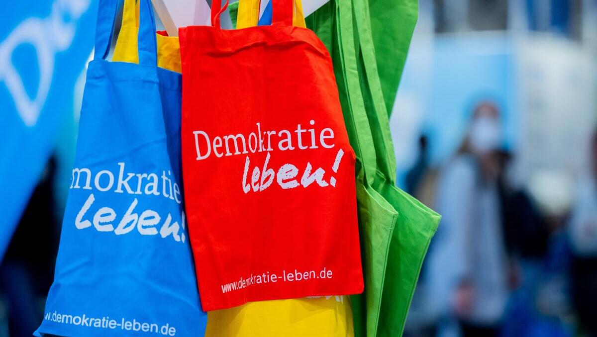 Neue Regeln für „Demokratie leben!“: Prien bezieht Verfassungsschutz ein