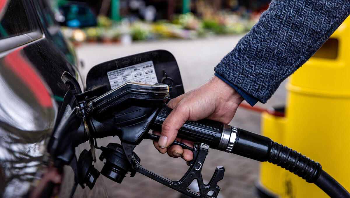 Spritpreise fallen kaum: Ölpreis stürzt, Zapfsäule bremst