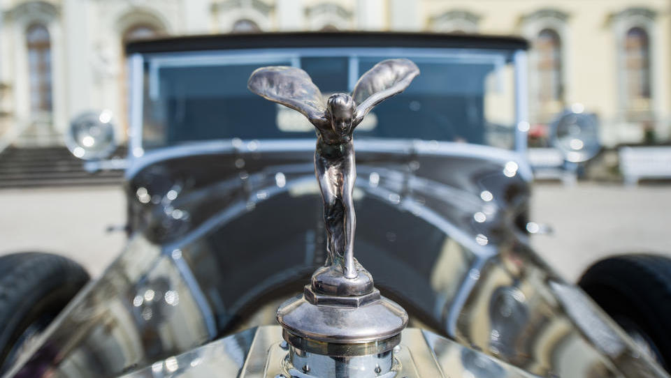 Firmen-Ticker: Rolls-Royce rutscht auf Ramschniveau, hunderte Stellen in Deutschland fallen weg