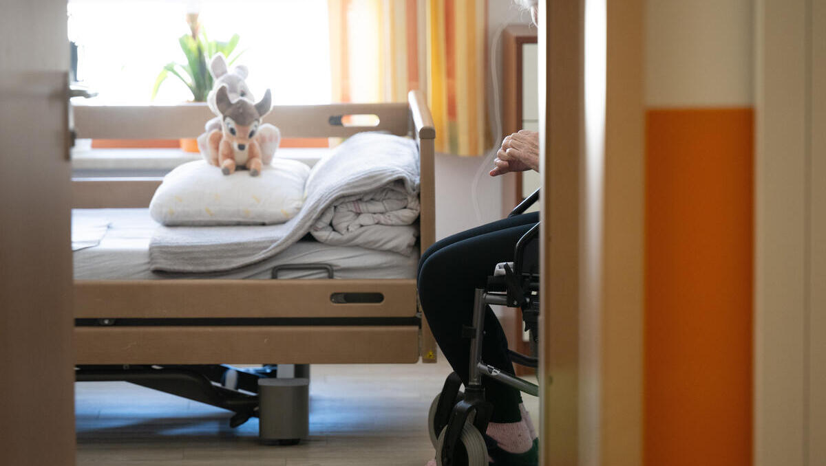 Pflegereform 2027: Pflegekassen sollen entlastet und Kinderlose stärker belasten werden
