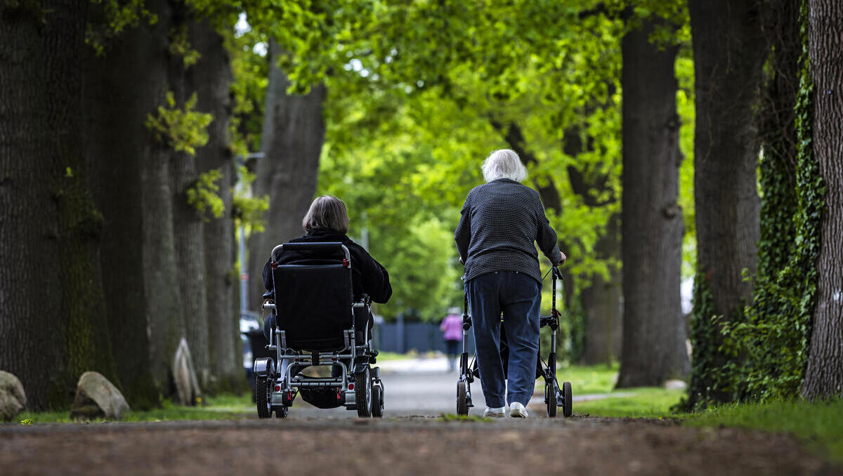 Pflege neben dem Job: Warum Angehörigenpflege kein Randthema ist 