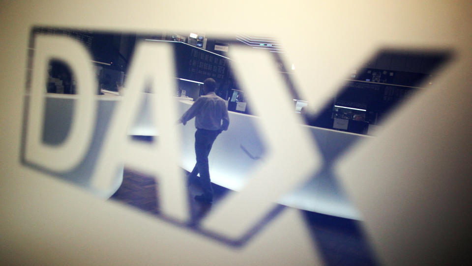 Dax-Konzerne schreien nach ausländischen Fachkräften - und bauen hierzulande Lehrstellen ab