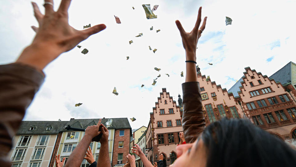 Gigantischer Überfluss, aber keine Kaufkraft: Werft die Notenpresse an, gebt endlich Helikopter-Geld aus!