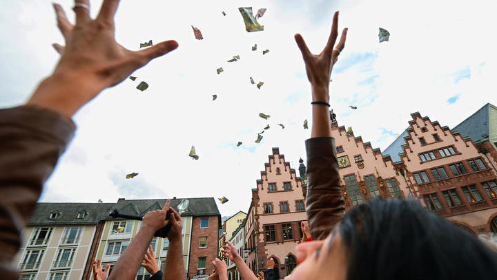 Gigantischer Überfluss, aber keine Kaufkraft: Werft die Notenpresse an, gebt endlich Helikopter-Geld aus!