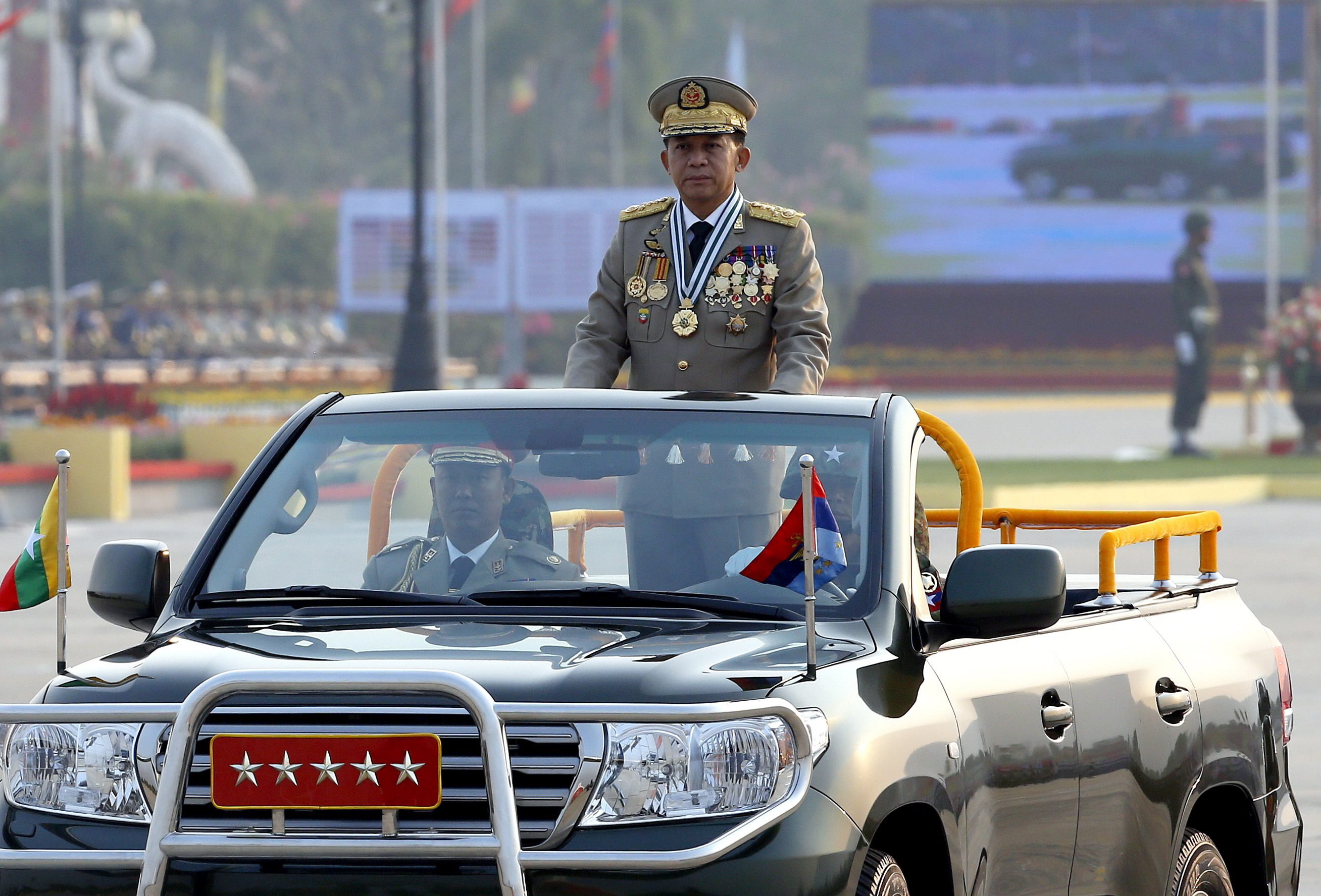 epa05232363 Myanmar Senior General Min Aung Hlaing (C) inspiziert Truppen während einer Parade zum Gedenken an den 71. Tag der Streitkräfte in Naypyitaw, Myanmar, 27. März 2016. Die Regierung von Myanmar feierte den 71. Tag der Streitkräfte zum Gedenken an t
