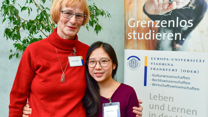 Beim Willkommensabend am 14.11.2016 an der Europa-Universität Viadrina in Frankfurt (Oder) (Brandenburg) begrüßen sich die Patin Angelika Löschke (l) und die Chinesische Studentin Fung Yan Chau aus Hongkong. Frankfurter Familien oder auch Einzelpersonen w