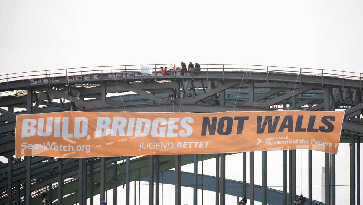 Blockade im Mittelmeer: Italien setzt deutsches Rettungsschiff erneut fest
