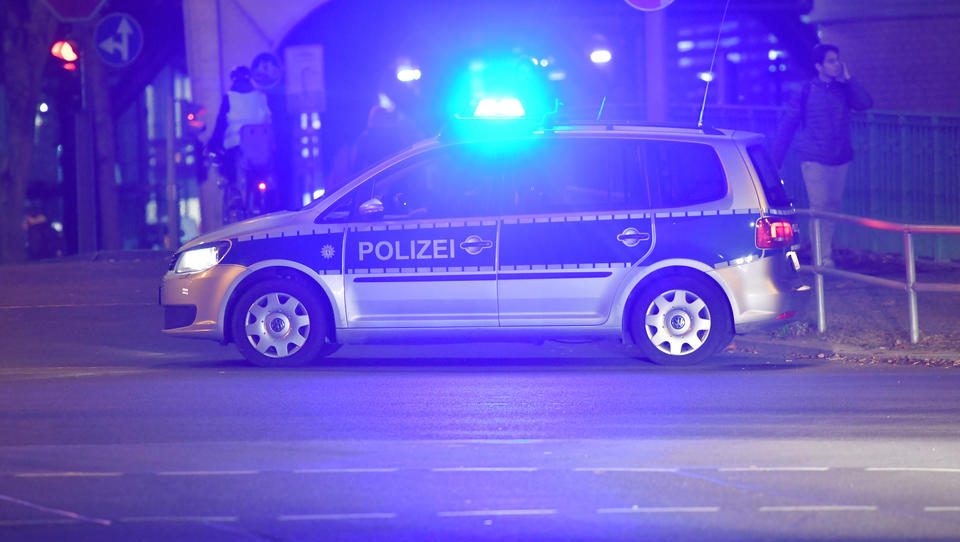 Berlin: Hunderte feiern Straßen-Party, Angriffe und Flaschenwürfe auf Polizeibeamte
