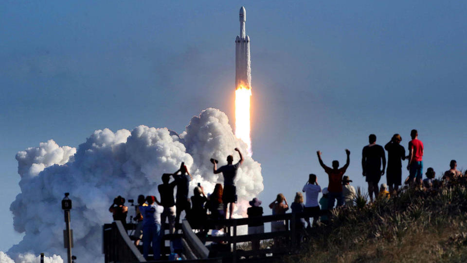 Projekt „Starlink“: Tausende Satelliten sollen bald jeden Ort des Planeten bestrahlen, SpaceX schließt Vertrag mit US-Militär ab 