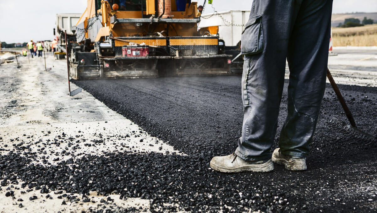 Klimafreundlicher Straßenbau: Kälterer Asphalt soll CO2-Ausstoß senken